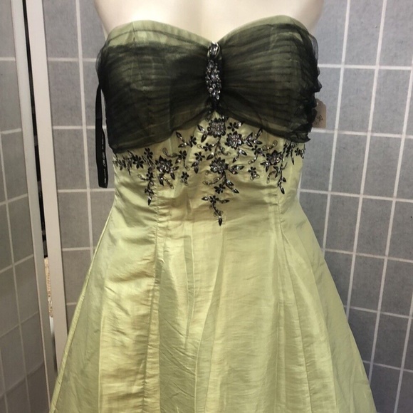 Niki Livas,Woman,Dress Formal Cocktail,Green Lemon, size 12,rhinestone `n lace.! - Picture 2 of 14